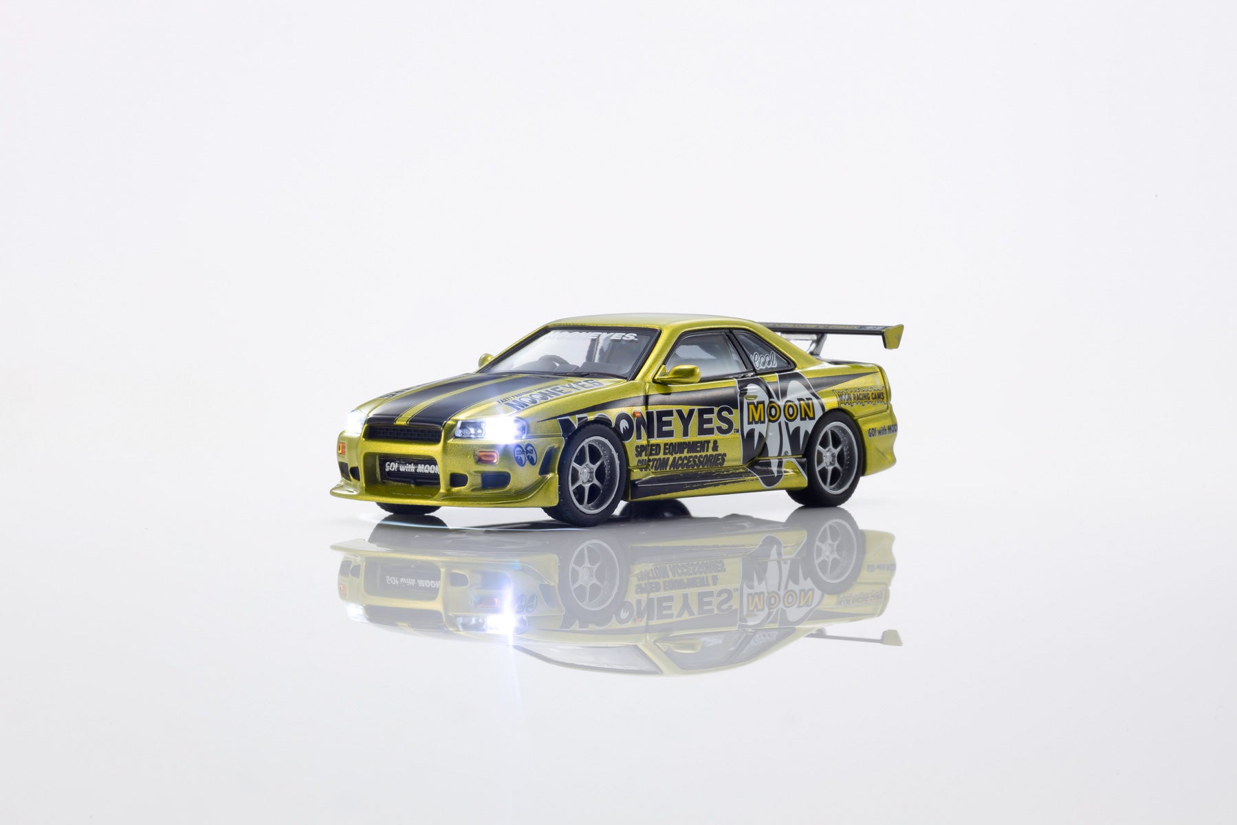 Nissan Skyline GT-R (R34) MOONEYES(1)