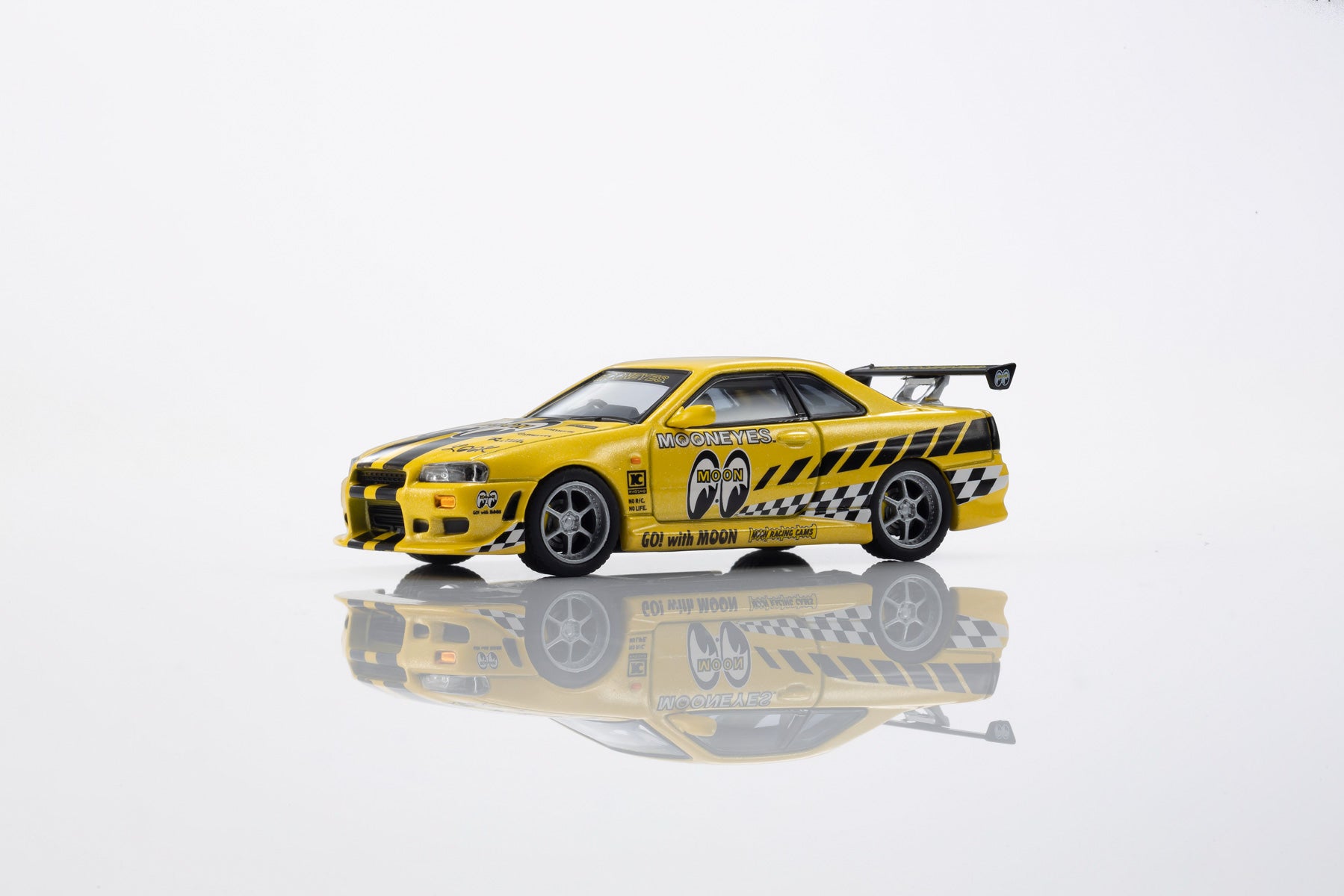 Nissan Skyline GT-R (R34) MOONEYES(2)