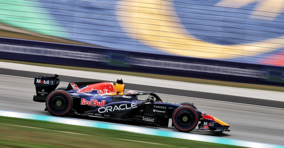 ORACLE RED BULL RACING RB22 - MAX VERSTAPPEN - WINNER BAHRAIN GP IN MALAYSIA 2026 with 2 Pit Board