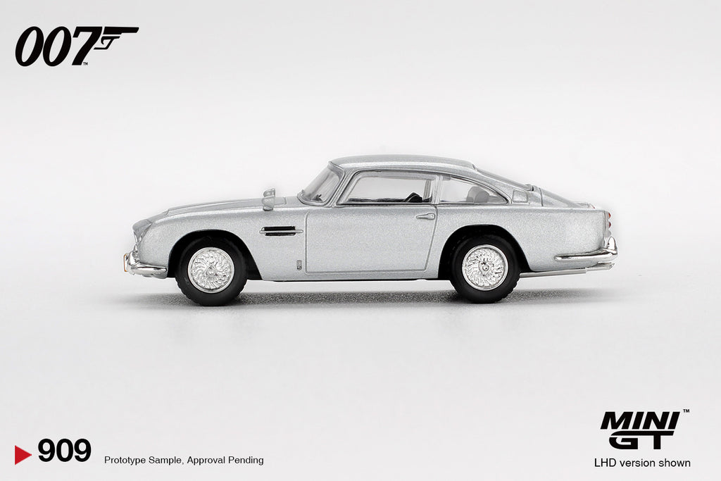 [Pre Order] MiniGT - Aston Martin DB5 007 “Casino Royale” - Simplified Chinese Poster