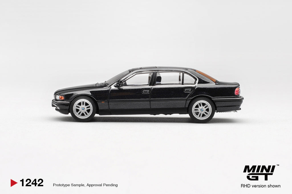 [Pre Order, Box] MiniGT - BMW 750IL - Black Sapphire