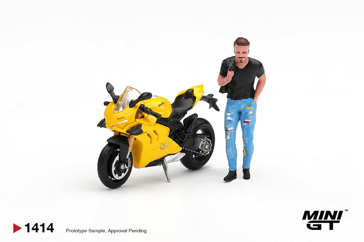 Ducati Panigale V4 S Giallo w/ figure