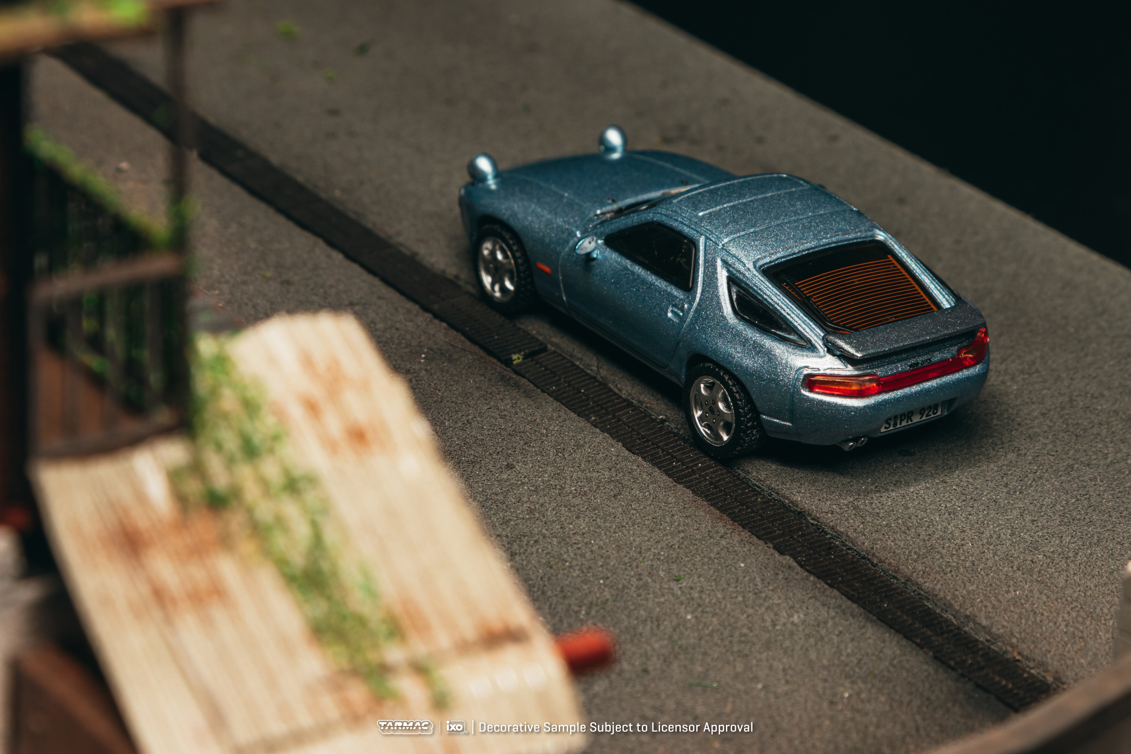 [Pre Order, Box] Tarmac Works - Porsche 928 GTS - Blue Metallic