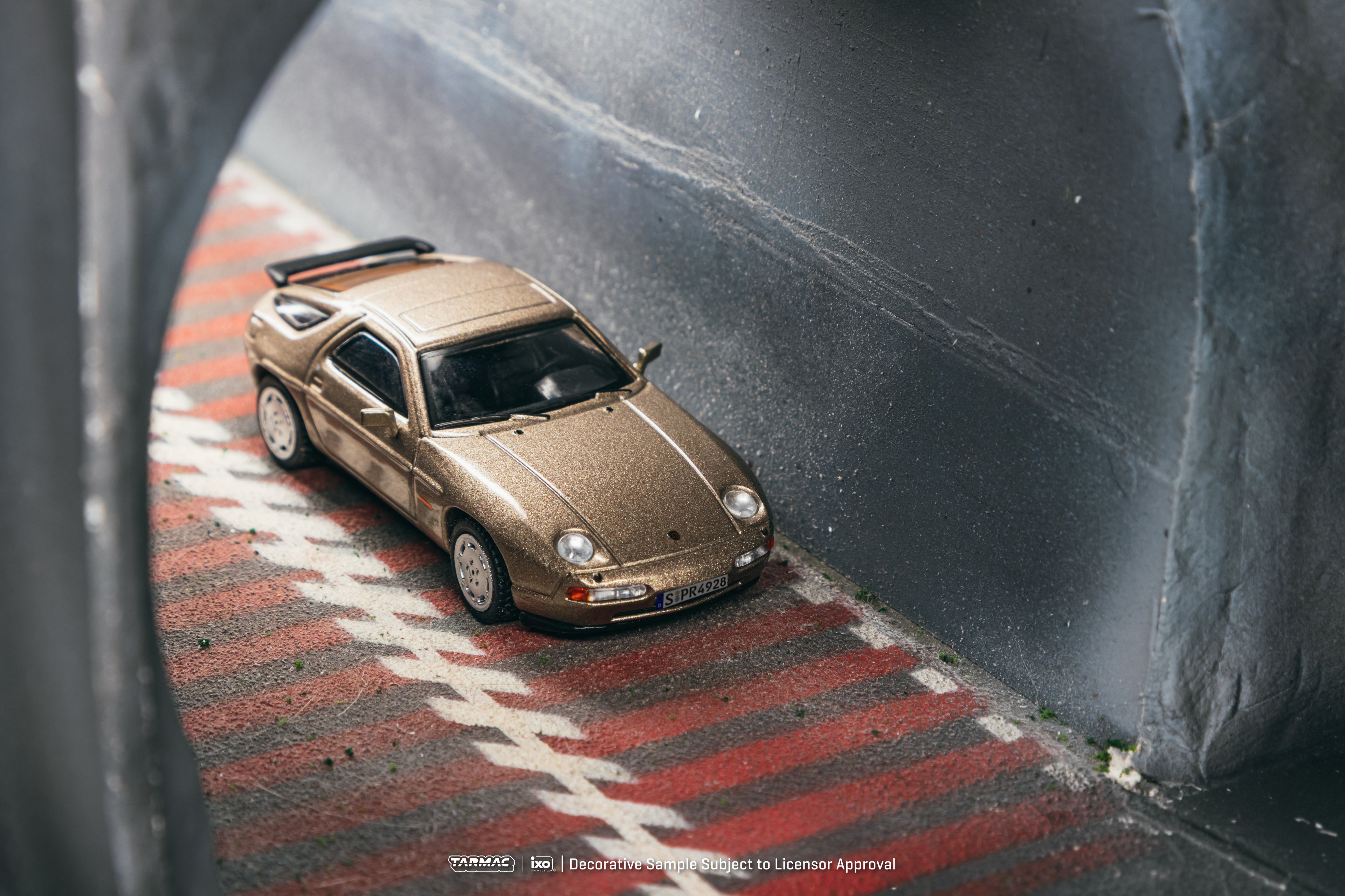 [Pre Order, Box] Tarmac Works - Porsche 928 S4 - Platinum Metallic
