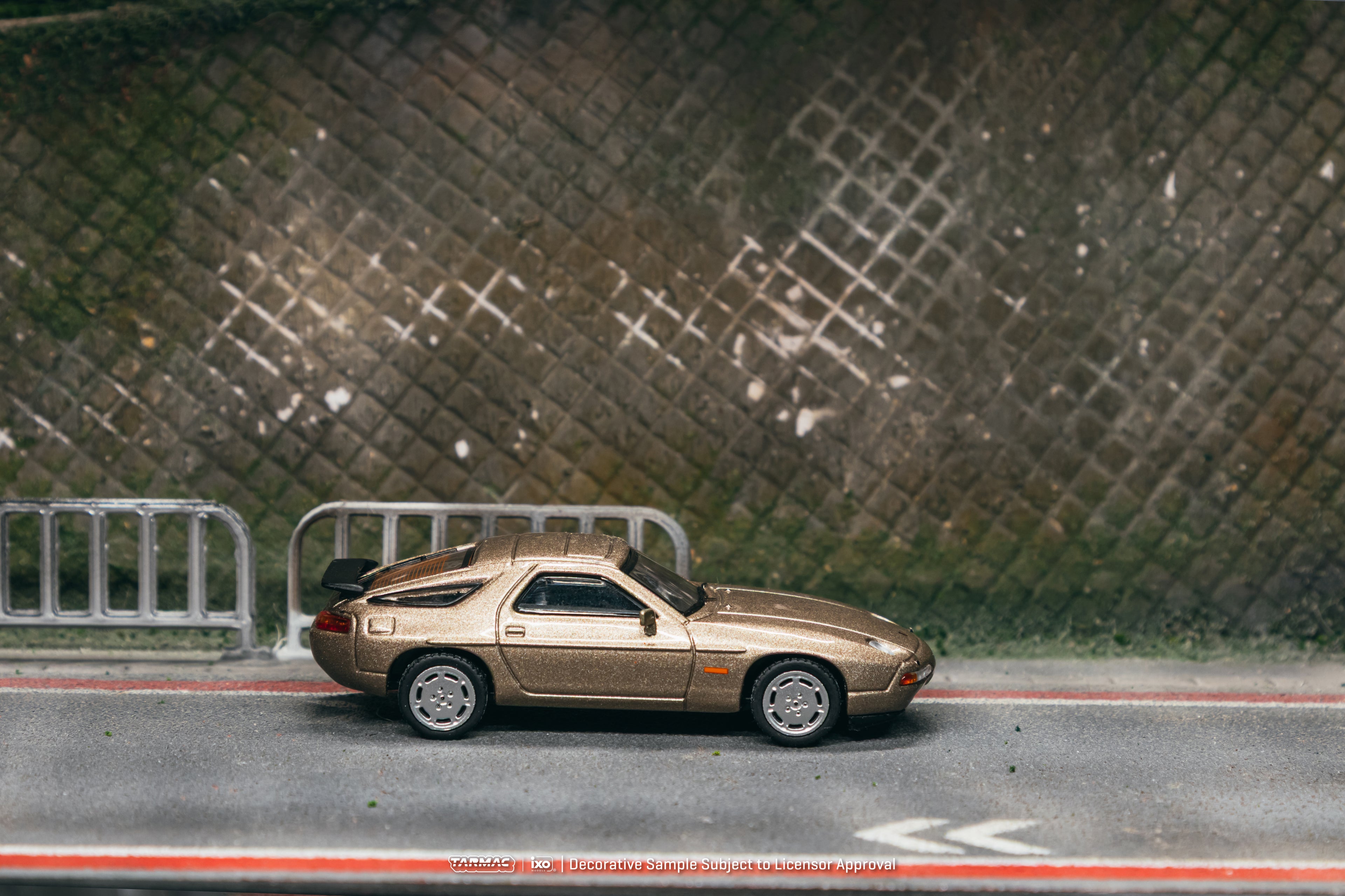 [Pre Order, Box] Tarmac Works - Porsche 928 S4 - Platinum Metallic