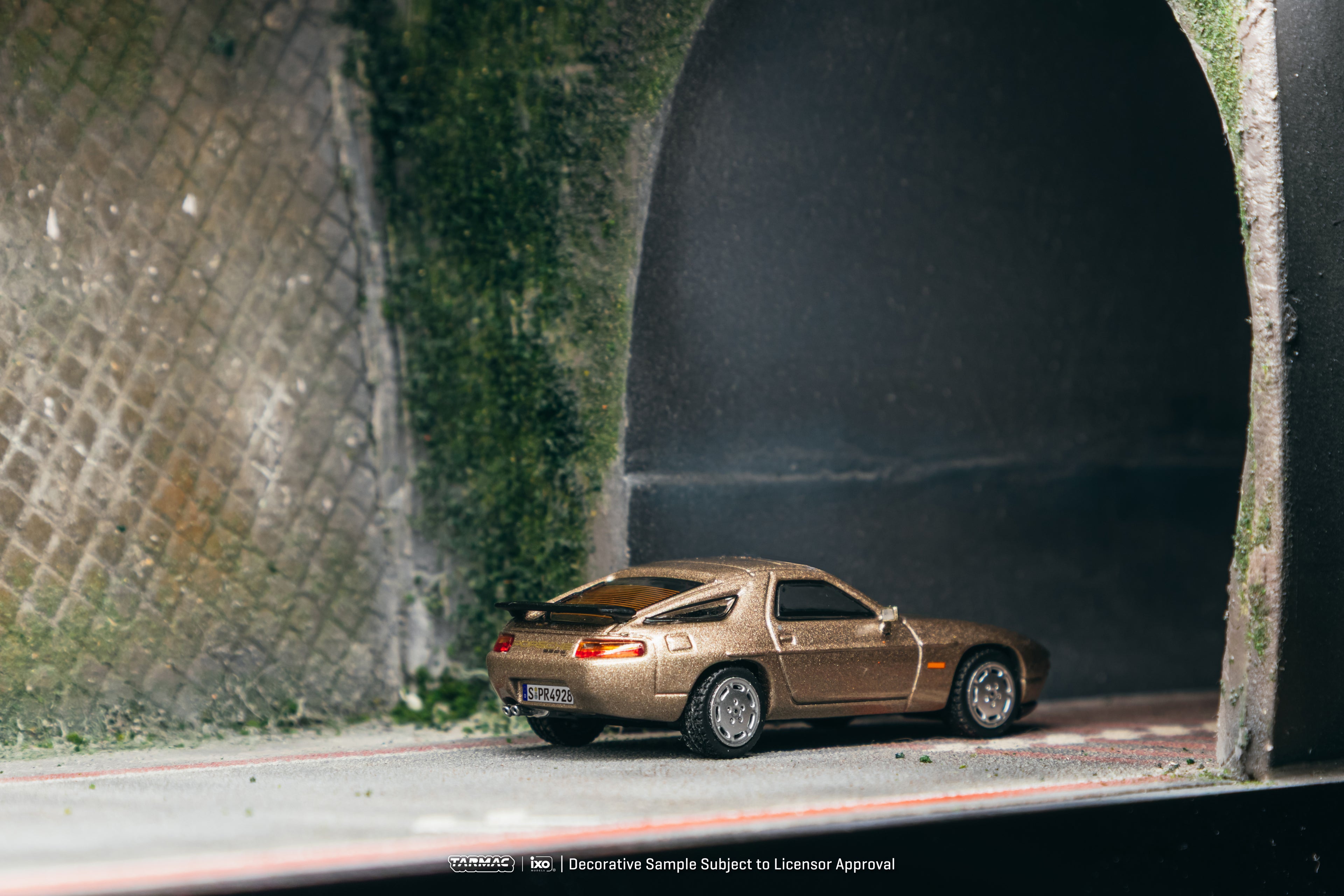 [Pre Order, Box] Tarmac Works - Porsche 928 S4 - Platinum Metallic